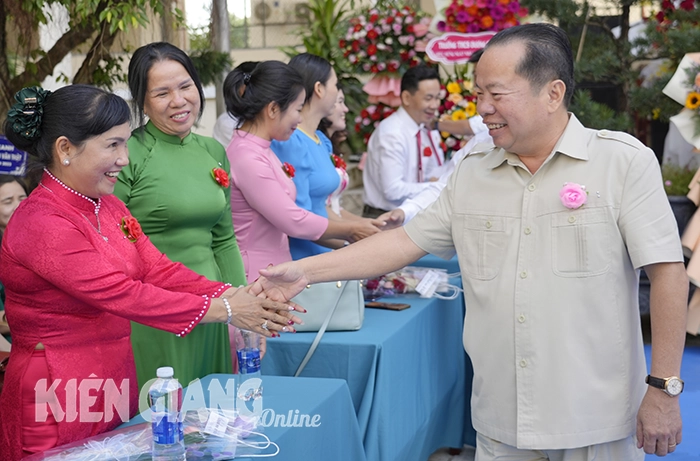 Đồng chí Mai Văn Huỳnh chúc mừng ngày Nhà giáo Việt Nam tại TP. Phú Quốc